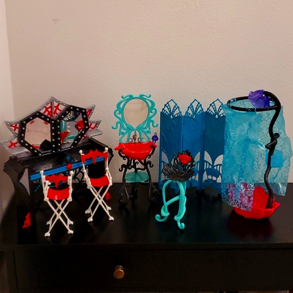 (7) Monster High Play sets. Desk Vanity & more!